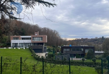 Дом с ремонтом и мебелью в закрытом КП с собственным озером.