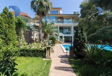 Вилла в испанском стиле, 500 м2, 4-х эт., 9 комнат с гостевым домом 250 м2